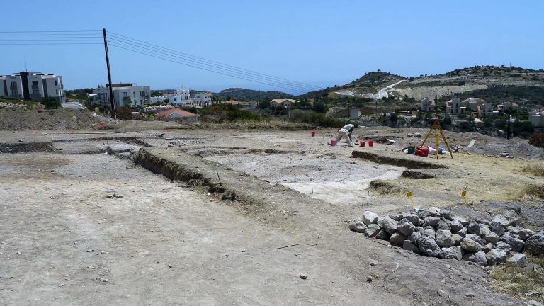 Fouilles archéologiques de Klimonas (Chypre, Aghios Tychonas)